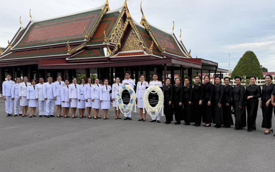 เข้ากราบถวายบังคมพระบรมศพ สมเด็จพระนางเจ้าสิริกิติ์ พระบรมราชินีนาถ พระบรมราชชนนีพันปีหลวง ณ พระที่นั่งดุสิตมหาปราสาท
